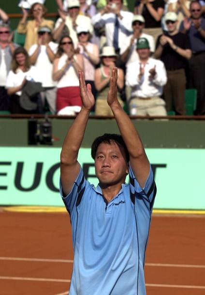 Chang saluta il pubblico del Roland Garros del 2003 (Ap)